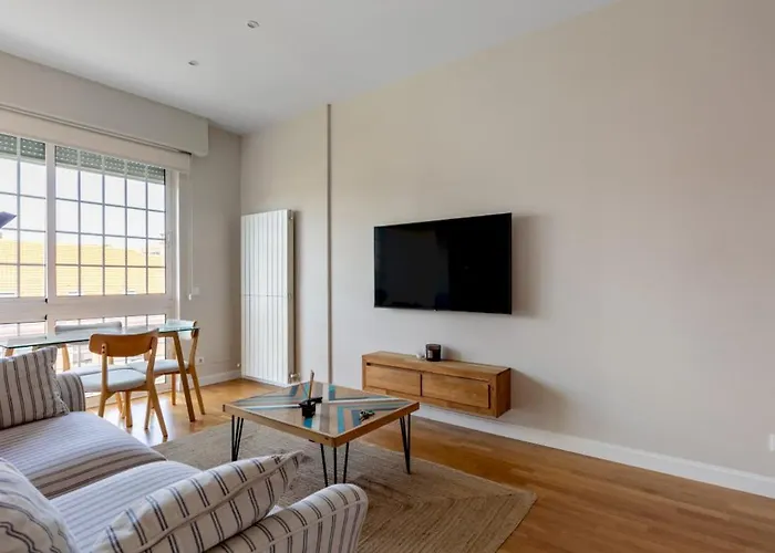 Bright With Views - 2Bd 1Bth- Av America